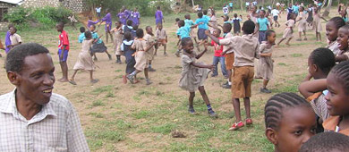 spielende Kinder in Tiwi, Kenia