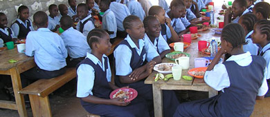 Waisenkinder beim Mittagessen